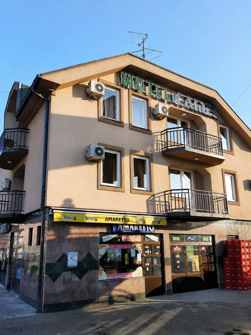 Zgrada Hotela Kamel na uglu ulice u Banja Luci, viđena s trotoara
