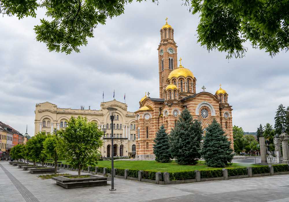Centar Banja Luke s Katedralom Hrista Spasitelja i gradskim trgom pored obale rijeke